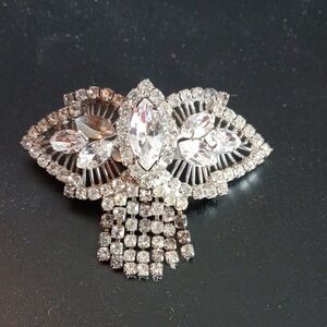 Source Unknown Silver and Crystal scraf clip